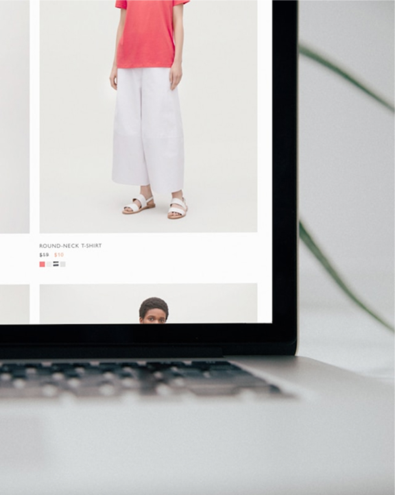 Widok pracy przy komputerze